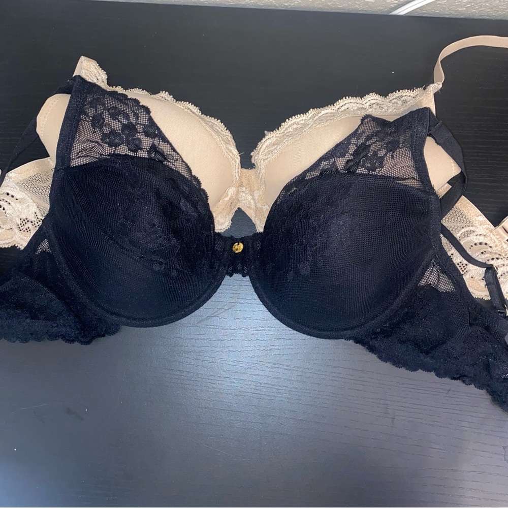 NATORI LACE BRA - bundle of 2 - new without tag
Size 32DD